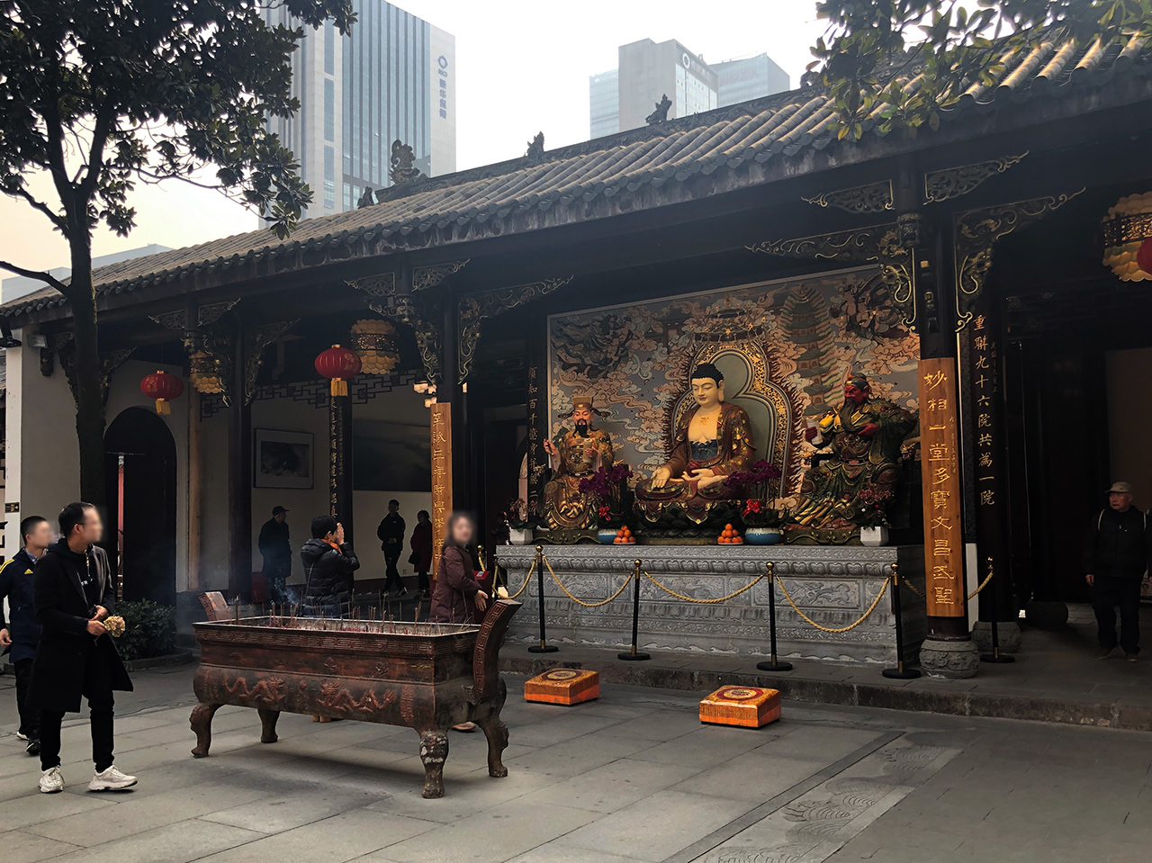 daci-temple-chengdu-praying